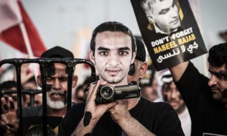 توثيق 30 انتهاكا و14 اعتقالا بحق الصحفيين في البحرين هذا العام