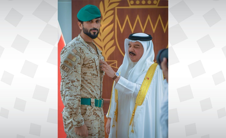 ملك البحرين يوسع صلاحيات ابنه ناصر ويرقيه إلى رتبة فريق