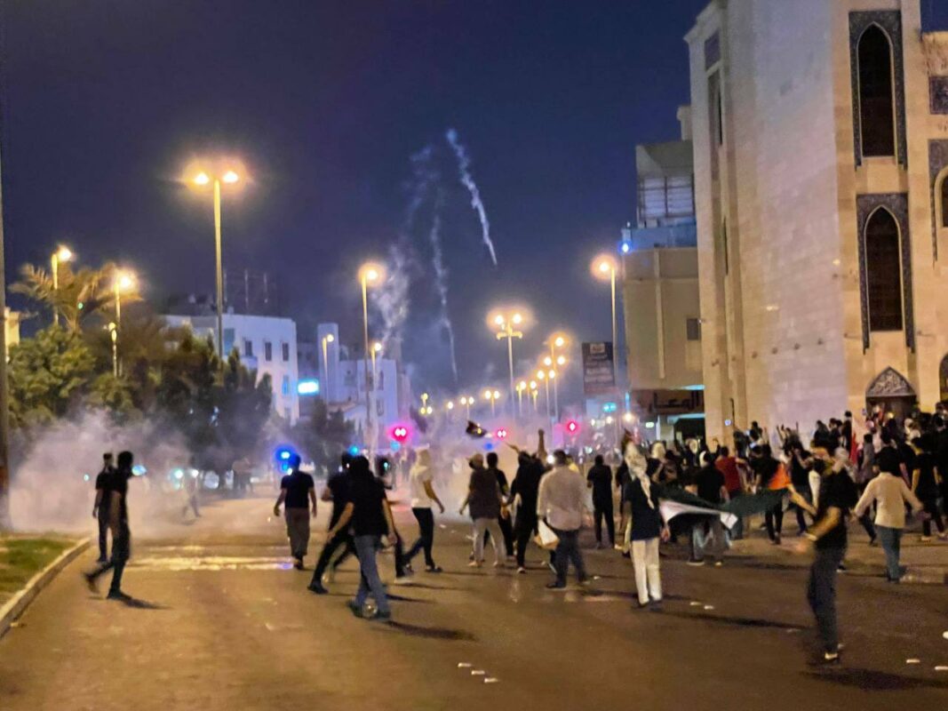 تجريم حق التظاهر السلمي في البحرين
