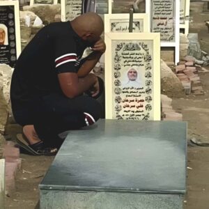 مشاهد مؤثرة لأقدم سجين في البحرين عند قبر والده