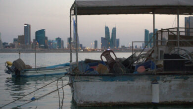 الصيادون المهاجرون مستهدفون بينما تواجه البحرين انهيار المخزون السمكي