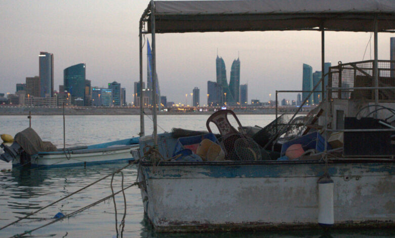 الصيادون المهاجرون مستهدفون بينما تواجه البحرين انهيار المخزون السمكي