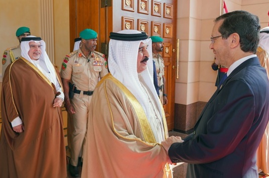 استدعاءات واعتقالات في البحرين بعد نشر مقاطع مصورة لضرب مباني في تل أبيب