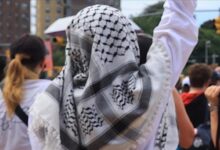 عندما تصبح الكوفية جريمة: التطبيع في البحرين يشنّ حربًا على الرمز الفلسطيني