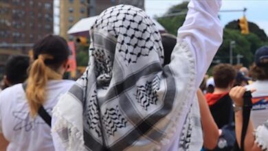 عندما تصبح الكوفية جريمة: التطبيع في البحرين يشنّ حربًا على الرمز الفلسطيني