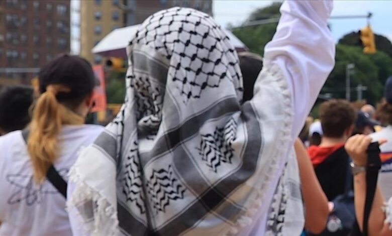 عندما تصبح الكوفية جريمة: التطبيع في البحرين يشنّ حربًا على الرمز الفلسطيني