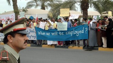 البحرين أمام مأزق المعيشة: نقابات العمال تطالب بحوار وطني والحكومة تحميل المواطنين كلفة الأزمة