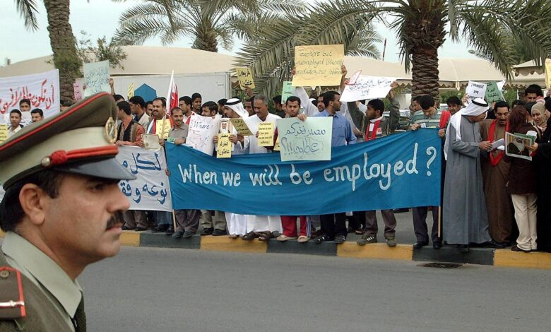 البحرين أمام مأزق المعيشة: نقابات العمال تطالب بحوار وطني والحكومة تحميل المواطنين كلفة الأزمة