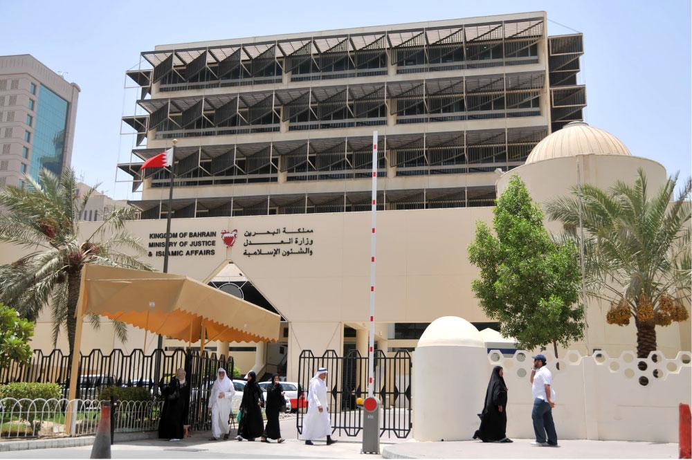 إجراءات مهينة بحق علماء الدين المعتقلين في البحرين شملت تكبيلهم بالأغلال الحديدية